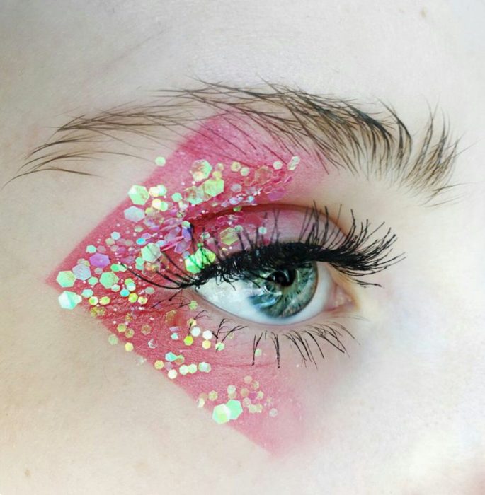 Sombra para ojos en tono rojo con glitters metalizados en amarillo y verde