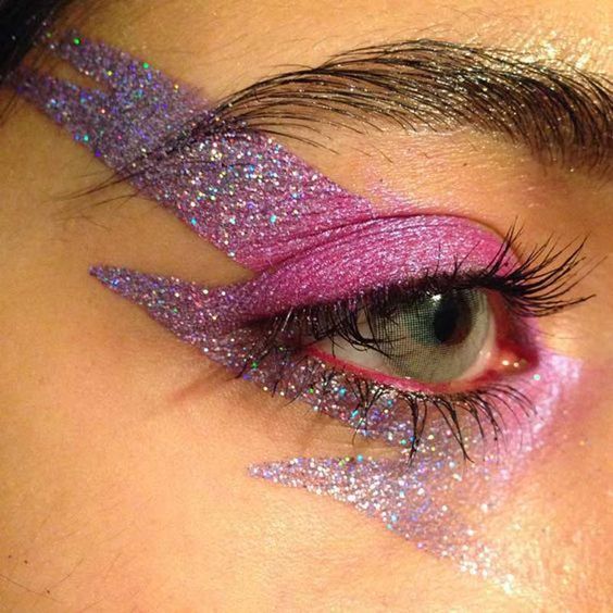 Delineado para ojos en forma de rayo en tonos rosa, morado y con glitters