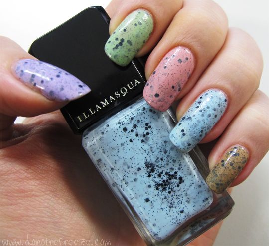 Uñas largas en tonos pastel con puntos inspirados en huevos de dinosaurio