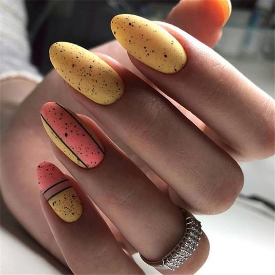 Manicura en tonos amarillo, naranja con puntos inspirados en huevos de dinosaurio
