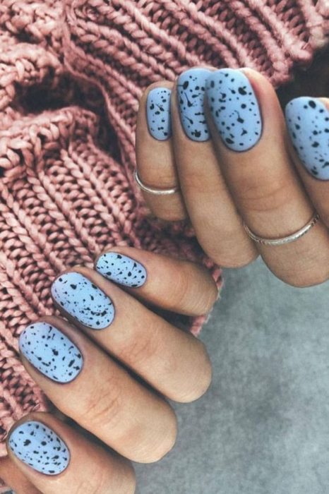 Manicura en tono azul cielo con puntos inspirados en huevos de dinosaurio