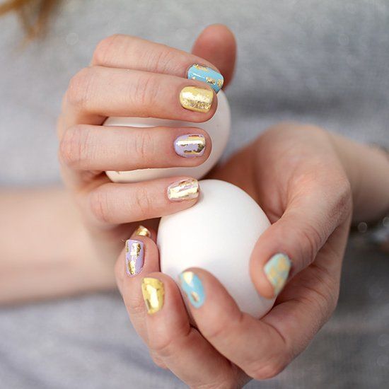 Manicura en tonos pastel con puntos inspirados en huevos de dinosaurio
