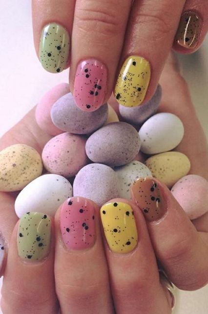 Manicura en tonos primaverales con puntos inspirados en huevos de dinosaurio
