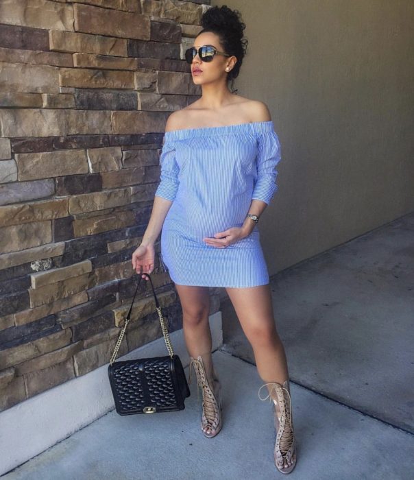 Chica usando un vestido sin hombros de color azul