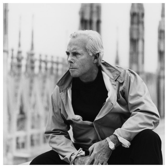 Giorgio Armani sentado en una plaza de Londres admirando el paisaje