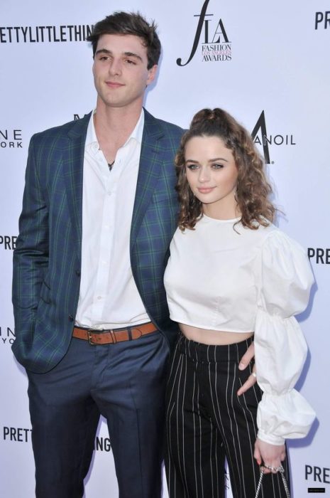 Jacob Elordi y Joey King abrazados durante la presentación de El Stand de los besos