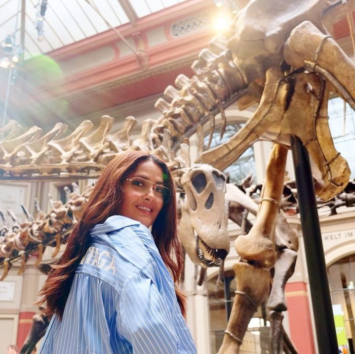 Salma Hayek en un museo de antropología en París