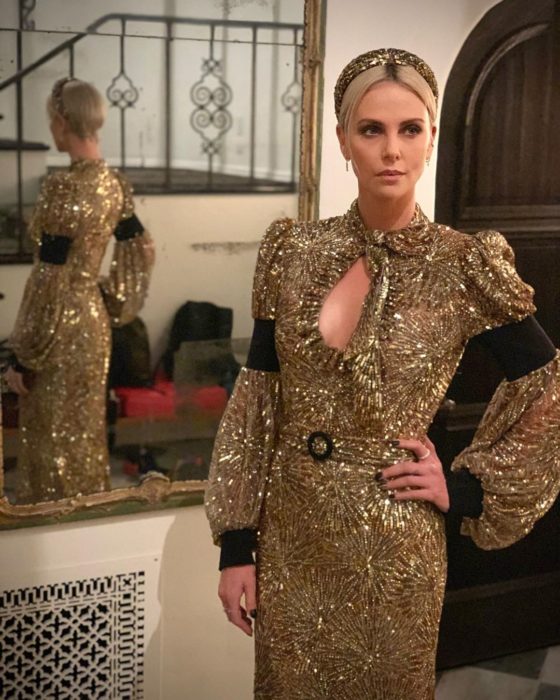 Charlize Theron modelando un vestido dorado