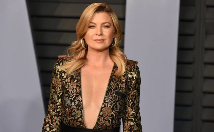 Ellen Pompeo llevando un vestido escotado en V