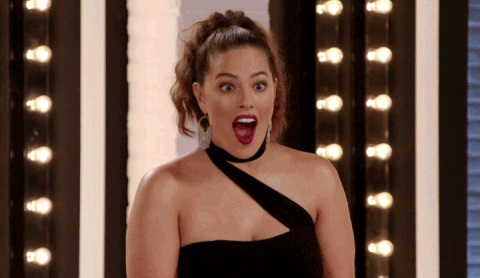 Ashley Graham con rostro sorprendido 