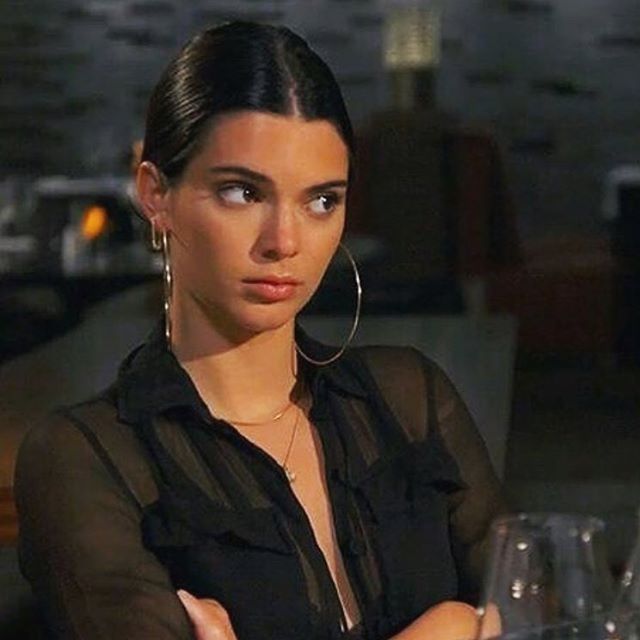 Kendall Jenner con rostro sorprendido 