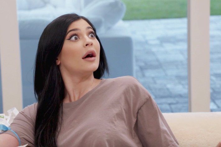 Kylie Jenner con rostro sorprendido 