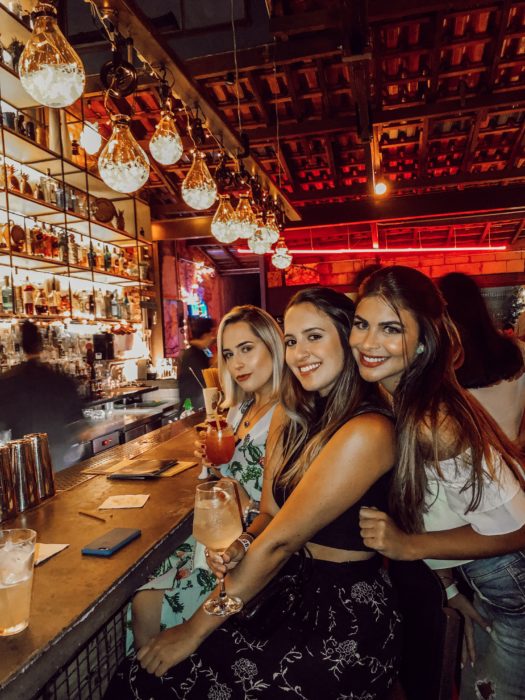 Grupo de amigas de fiesta en el antro