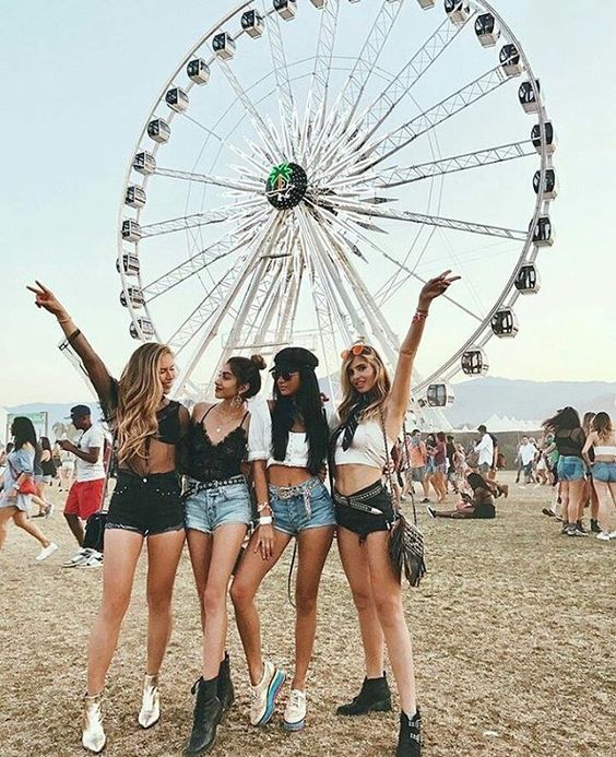 Grupo de amigas en un festival de música