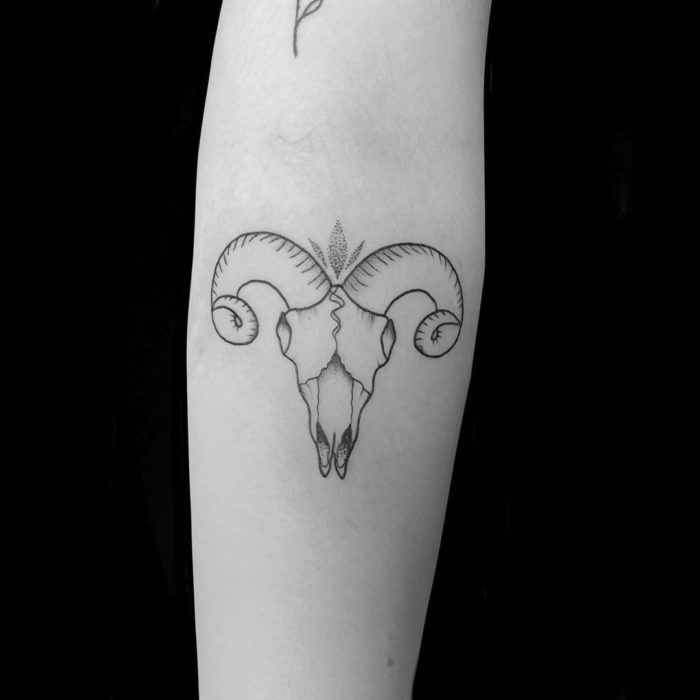 Tatuaje del signo de Aries en tinta negra