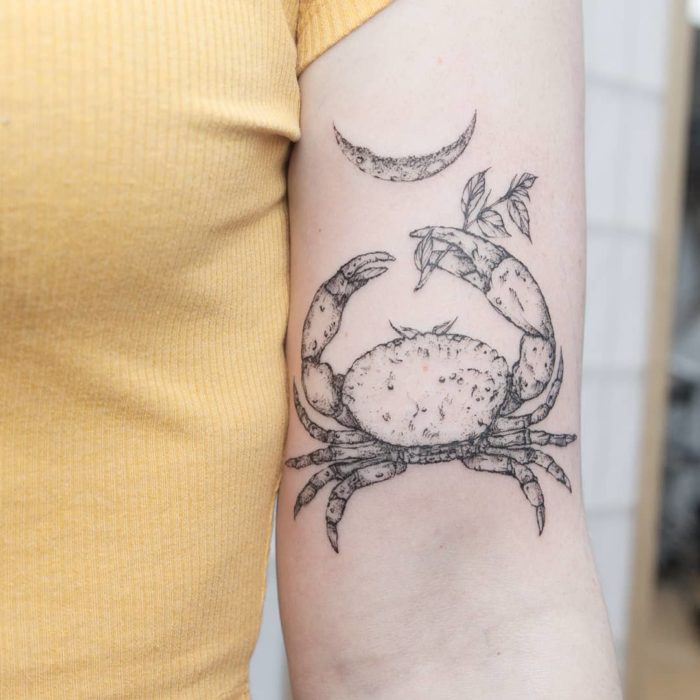 Tatuaje del signo de Cáncer en el antebrazo