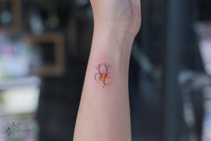Tatuaje del símbolo de Leo en la muñeca