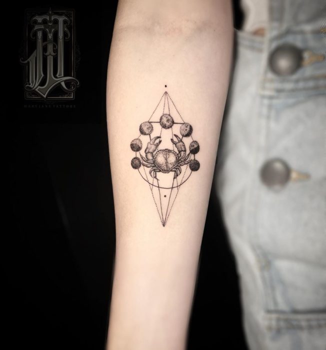 Tatuaje del signo de Cáncer en el antebrazo