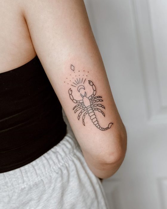Tatuaje del signo de Escorpio en la parte trasera del brazo