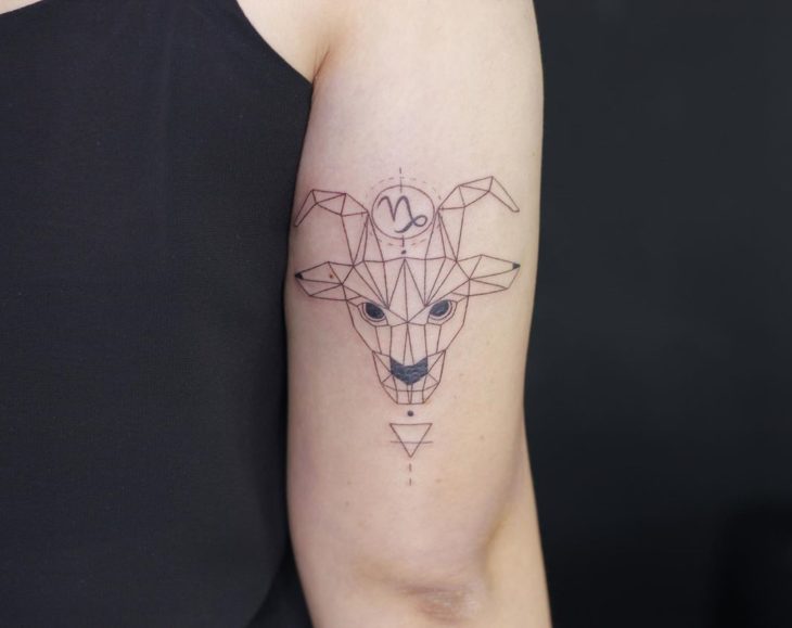 Tatuaje del signo de Capricornio en la parte trasera del brazo