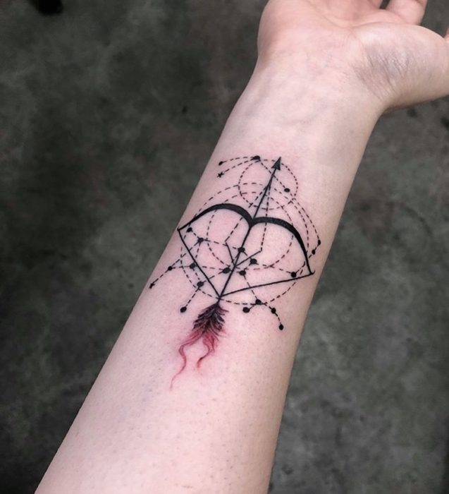 Tatuaje del arco y flecha del signo de Sagitario en el antebrazo a tinta negra y de color