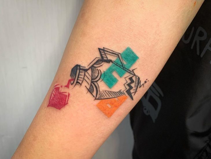 Tatuaje del signo de Acuario en el antebrazo con tinta negra y color