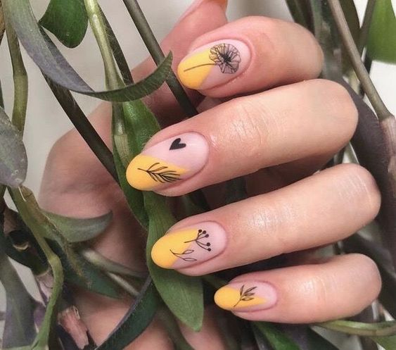 Manicura estilo francés con flores negras y fondo amarillo canario