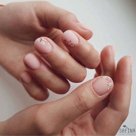 Manicura estilo francés con mini flores en color blanco