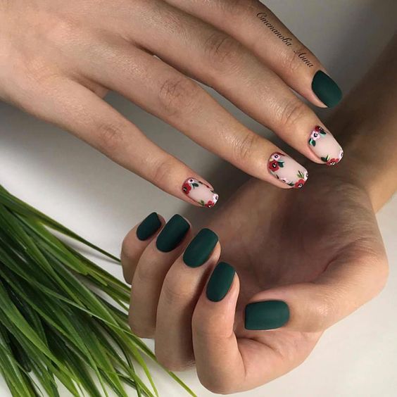 Manicura estilo francés con flores rojas y contrastes verdes