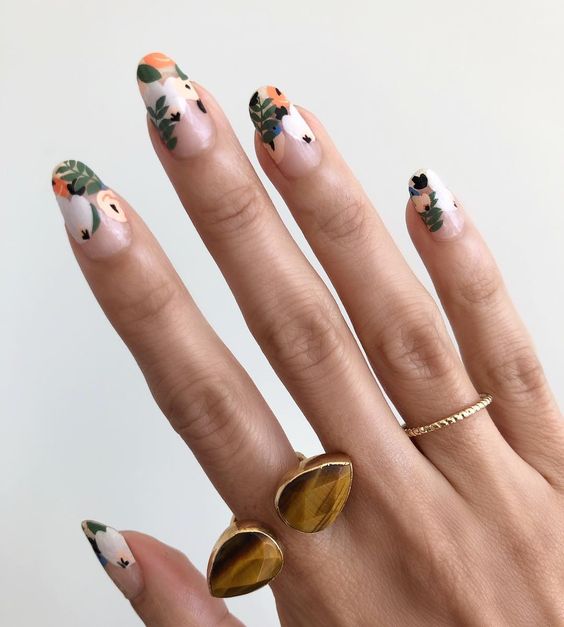 Manicura estilo francés con flores de colores