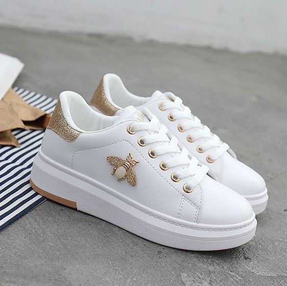 Tenis blancos con detalles de abejorro en dorado