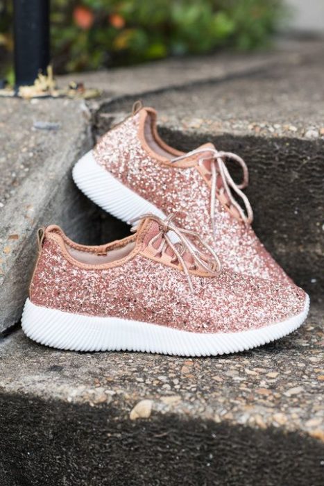 Tenis en rosa gold con glitters para boda