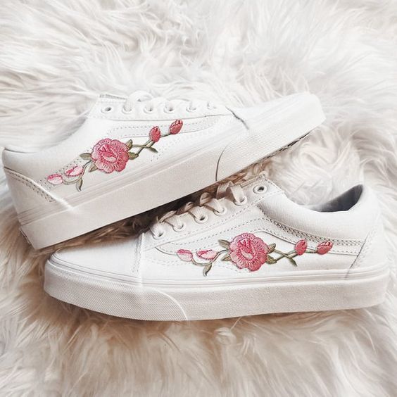Tenis blancos con flores pintadas en tono rosa pastel