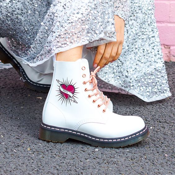 Botas Dr. Martens en blanco con decorado de corazón en rojo para bodas