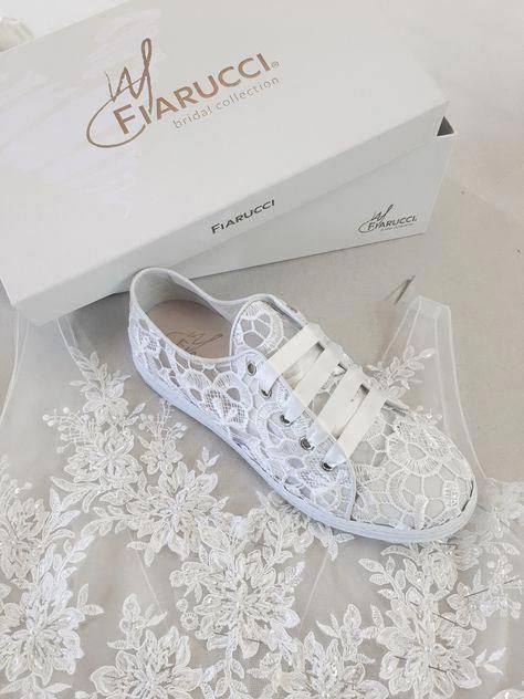 Tenis blanco con encaje y glitters