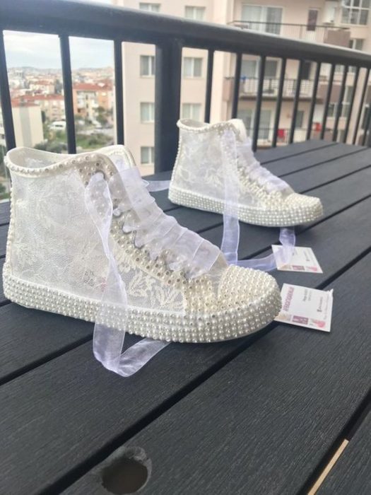 Tenis con encaje y perlas en tono blanco para bodas