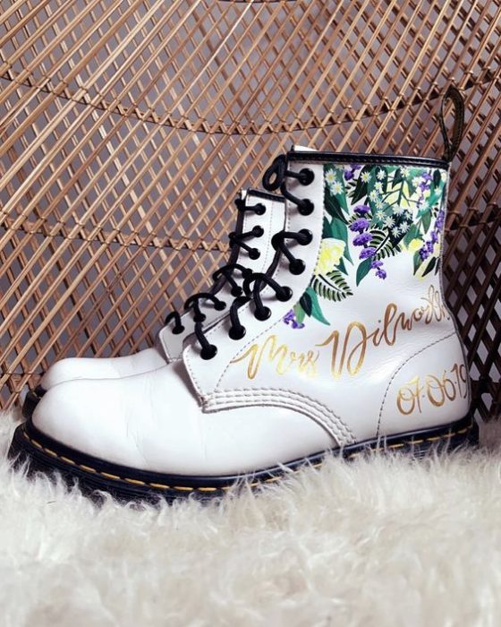 Botas blancas estilo Dr. Martens con grabado de bodas