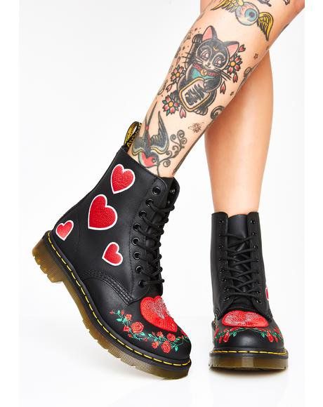 Botas negras estilo Dr. Martens con corazones rojos