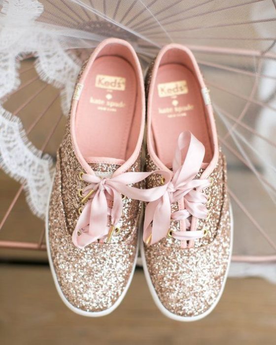 Tenis en dorado con glitters y cintillas rosas pastel para bodas