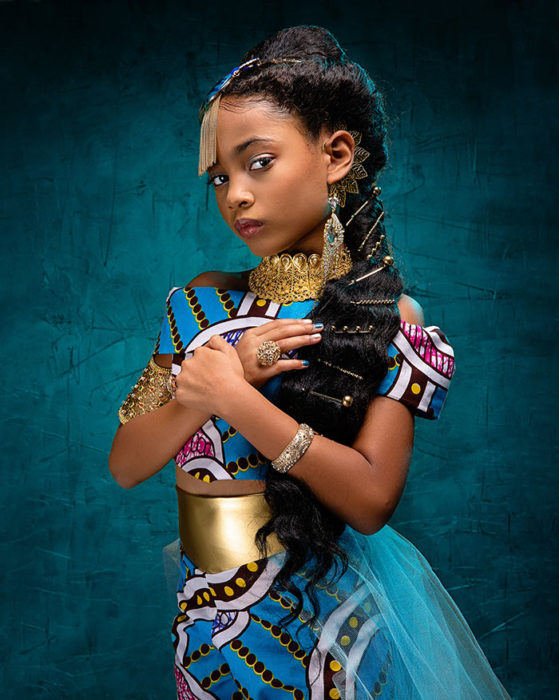Niña africana vestida como Jazmín 