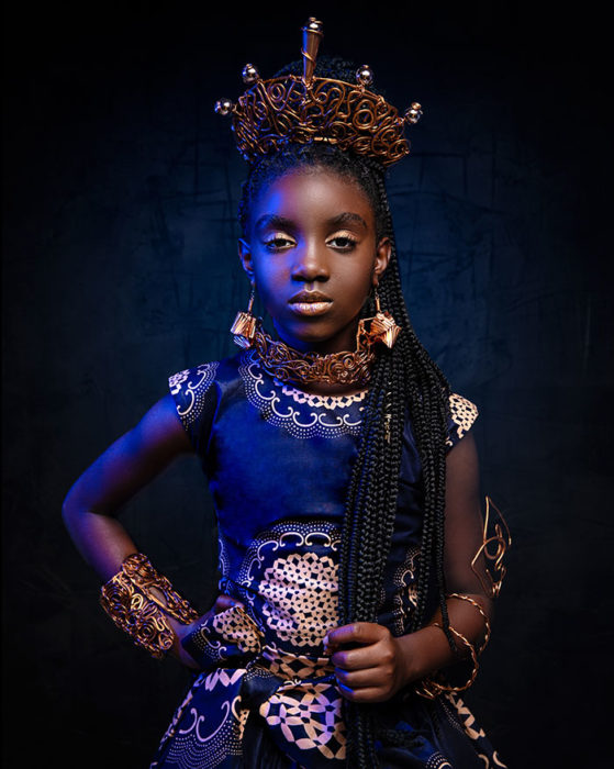 Niña africana vestida como Shuri de The Black Panther 