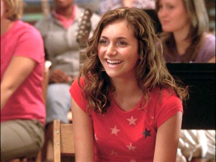 Caitlyn Gellar de Camp Rock, sonriendo en su presentación oficial