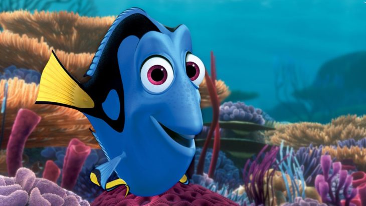 Dory de Buscando a Nemo, nadando en el océano
