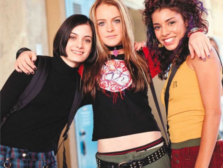 Maddie y Peg de Un viernes de locos, abrazadas junto a Anna