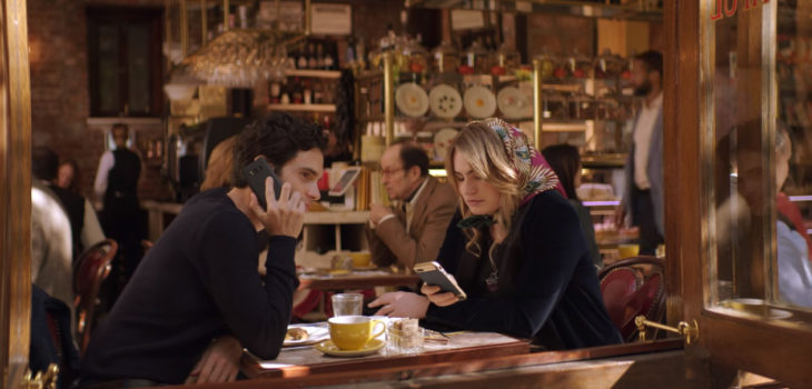 Escena de You donde Joe habla con Annika, amiga de Beck