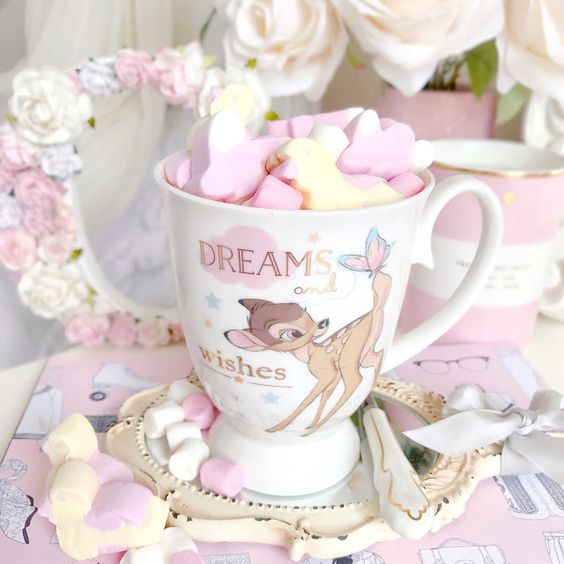 Taza cafetera con bombones y dibujo de Bambi