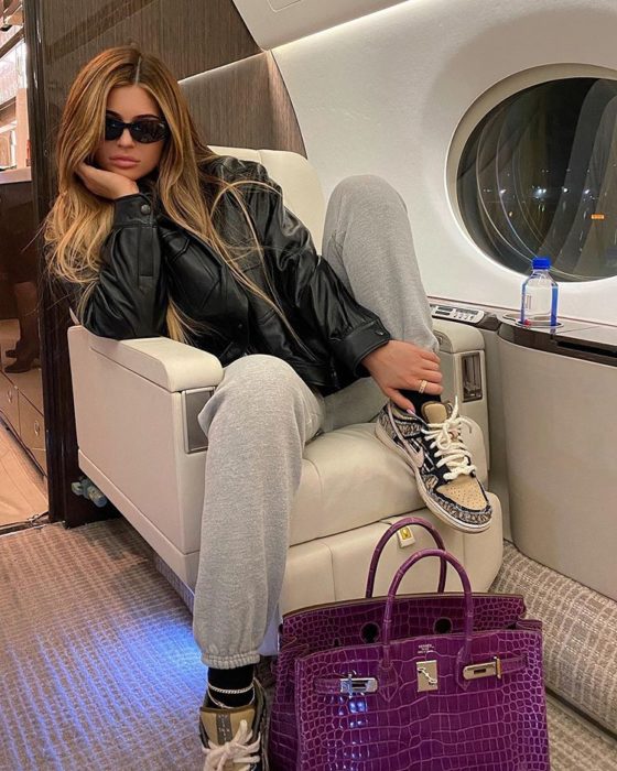 Kylie Jenner mostrando su nuevo tono cobrizo