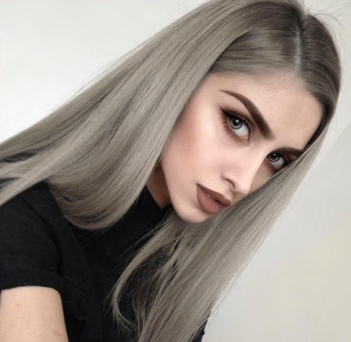 Chica con el cabello castaño cenizo