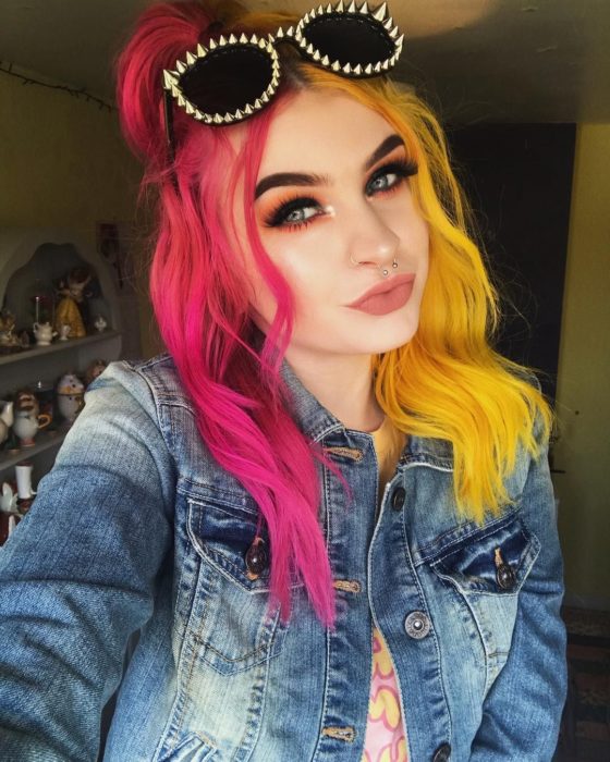 Chica con el cabello teñido en tonos rosa y amarillo