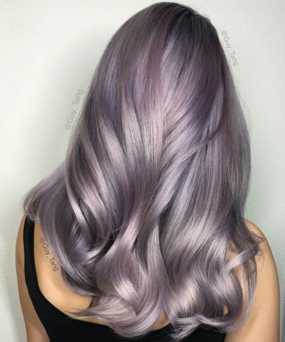 Chica con el cabello teñido de color morado con tintes de gris